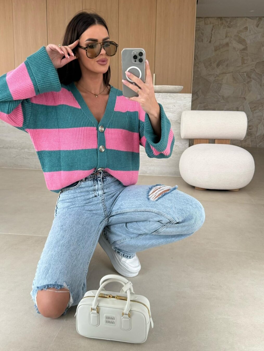 Gemütliche gestreifte Strickjacke mit V - Ausschnitt - Livezo