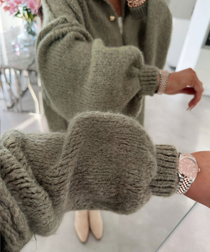 Gemütliche, übergroße Strickjacke in sanftem Khaki - Livezo