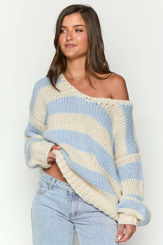 Gemütlicher gestreifter Strickpullover mit Ausschnitt über der Schulter - Livezo