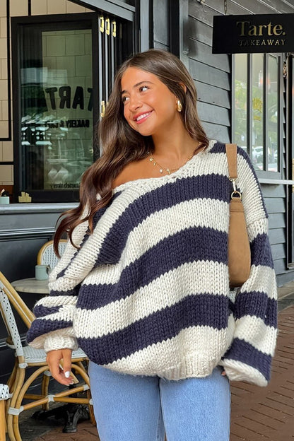 Gemütlicher gestreifter Strickpullover mit Ausschnitt über der Schulter - Livezo