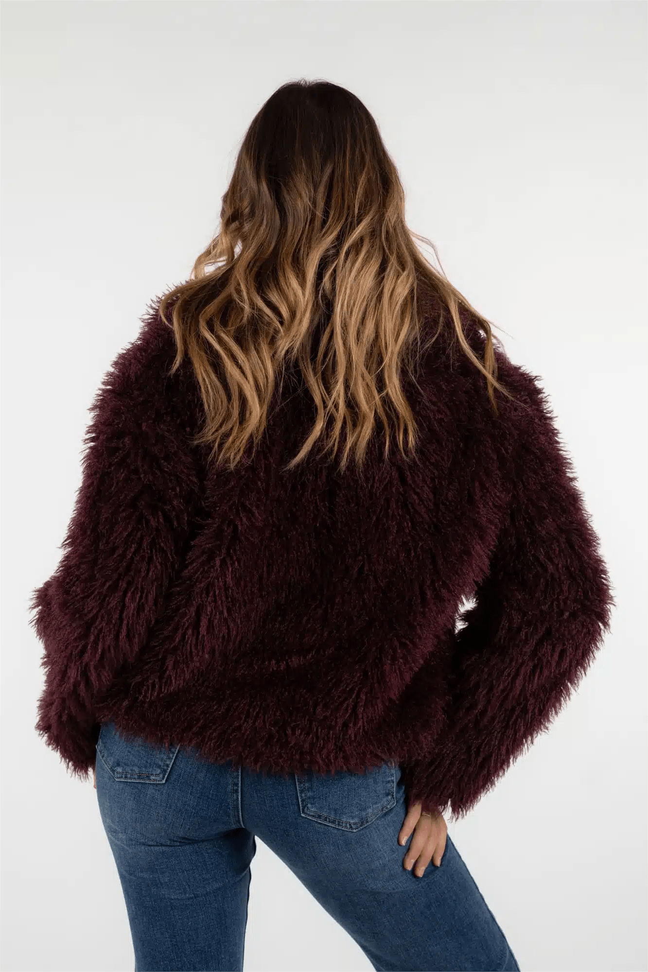 Gemütlicher Plüsch - Kunstpelzmantel für winterliche Eleganz - Livezo