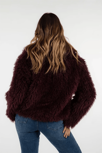 Gemütlicher Plüsch - Kunstpelzmantel für winterliche Eleganz - Livezo