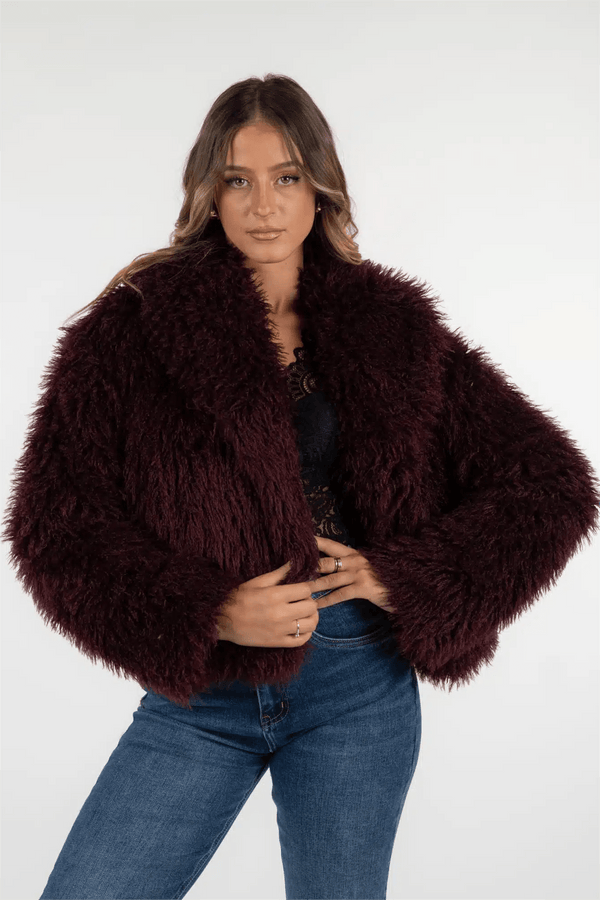 Gemütlicher Plüsch - Kunstpelzmantel für winterliche Eleganz - Livezo