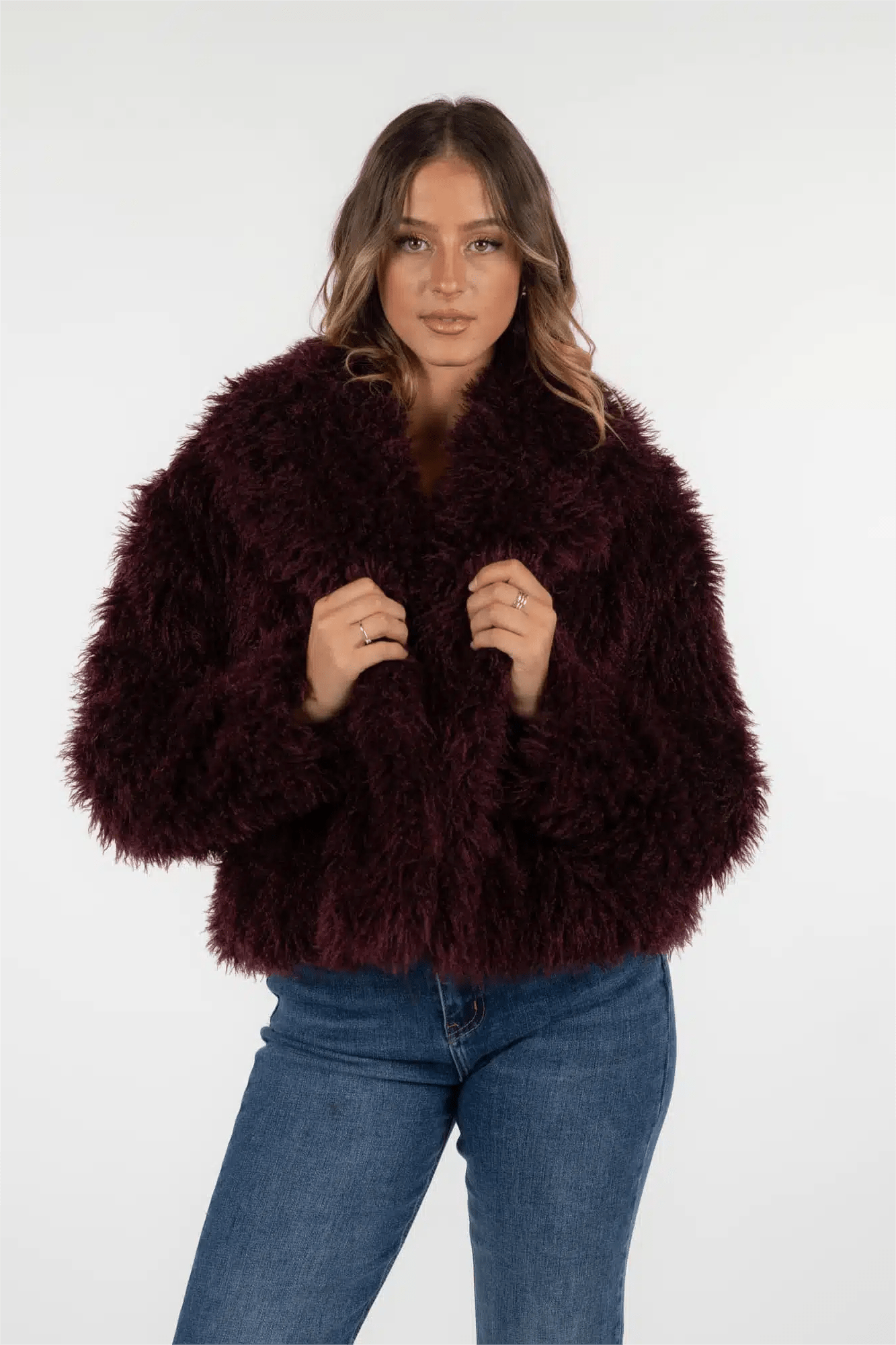 Gemütlicher Plüsch - Kunstpelzmantel für winterliche Eleganz - Livezo