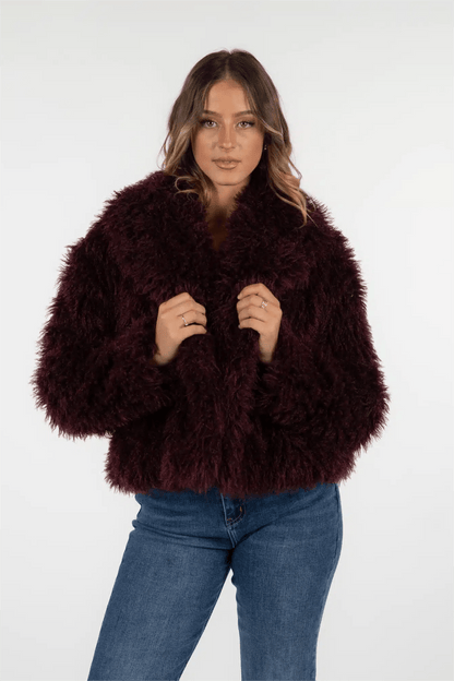 Gemütlicher Plüsch - Kunstpelzmantel für winterliche Eleganz - Livezo