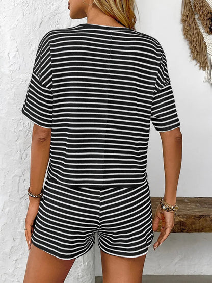 Gestreiftes Kurzarm - Top und Shorts Set mit Rundhalsausschnitt - Livezo