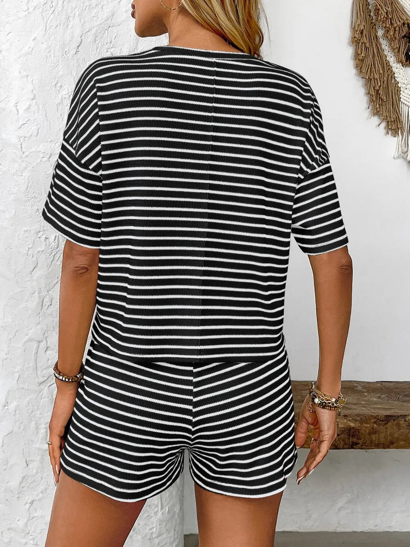 Gestreiftes Kurzarm - Top und Shorts Set mit Rundhalsausschnitt - Livezo