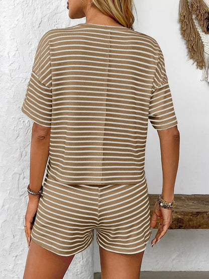 Gestreiftes Kurzarm - Top und Shorts Set mit Rundhalsausschnitt - Livezo