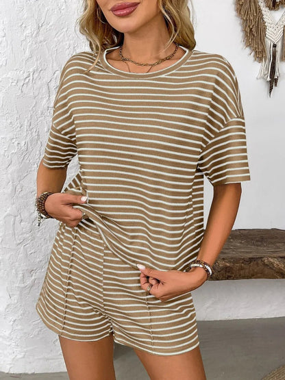 Gestreiftes Kurzarm - Top und Shorts Set mit Rundhalsausschnitt - Livezo