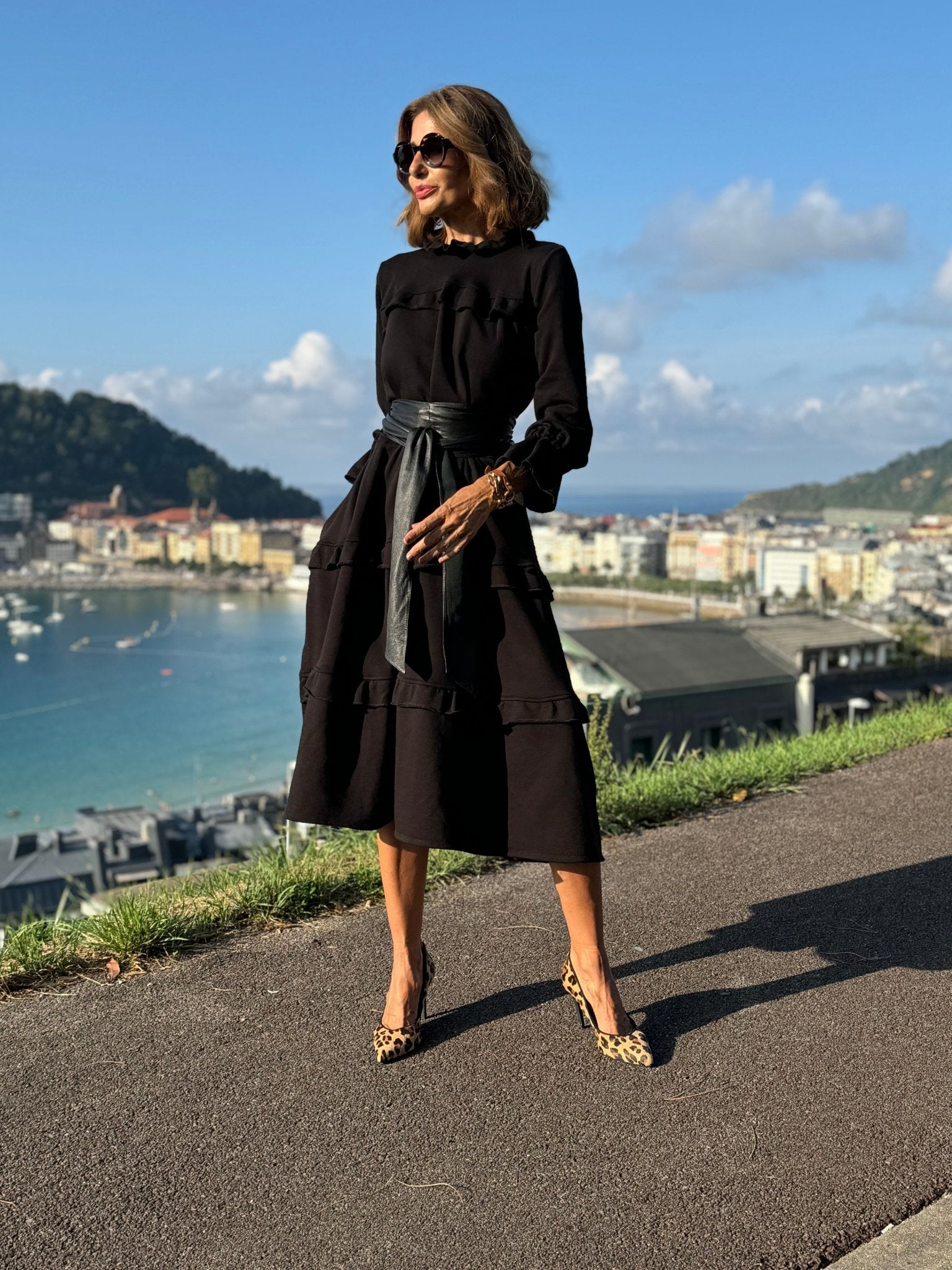 Klassisches schwarzes ärmelloses Kleid - Livezo