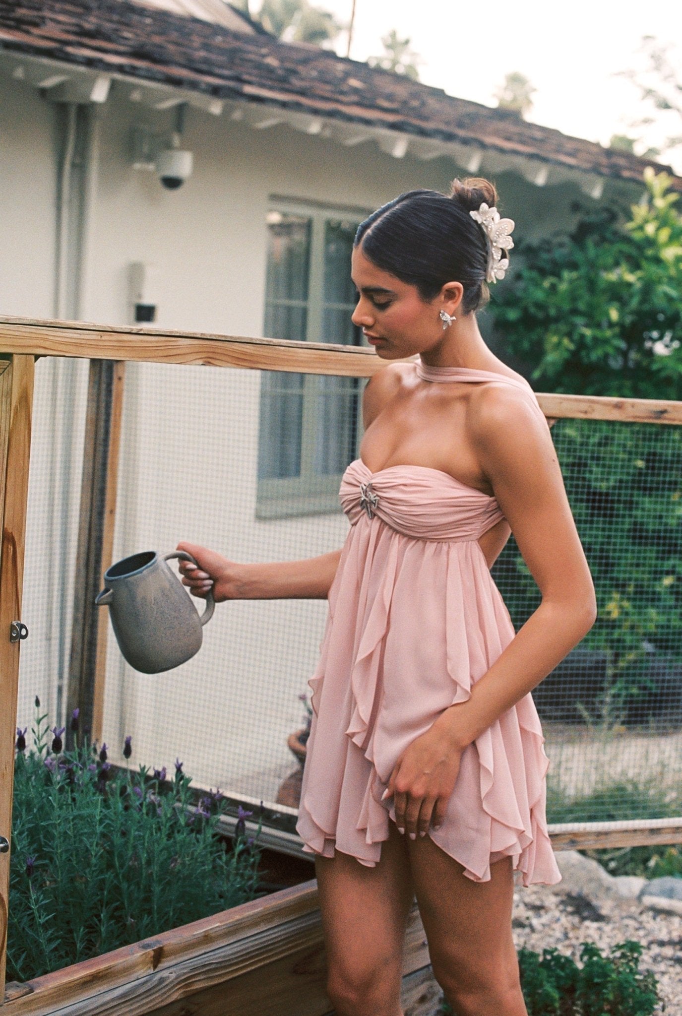 Kleid mit Blumenmuster und Neckholder - Ausschnitt - Livezo