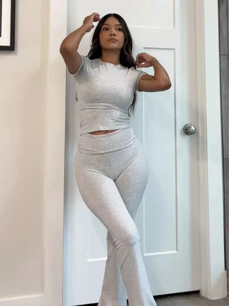 High-Waist-Schlaghosen und Figurbetontes Top – Set