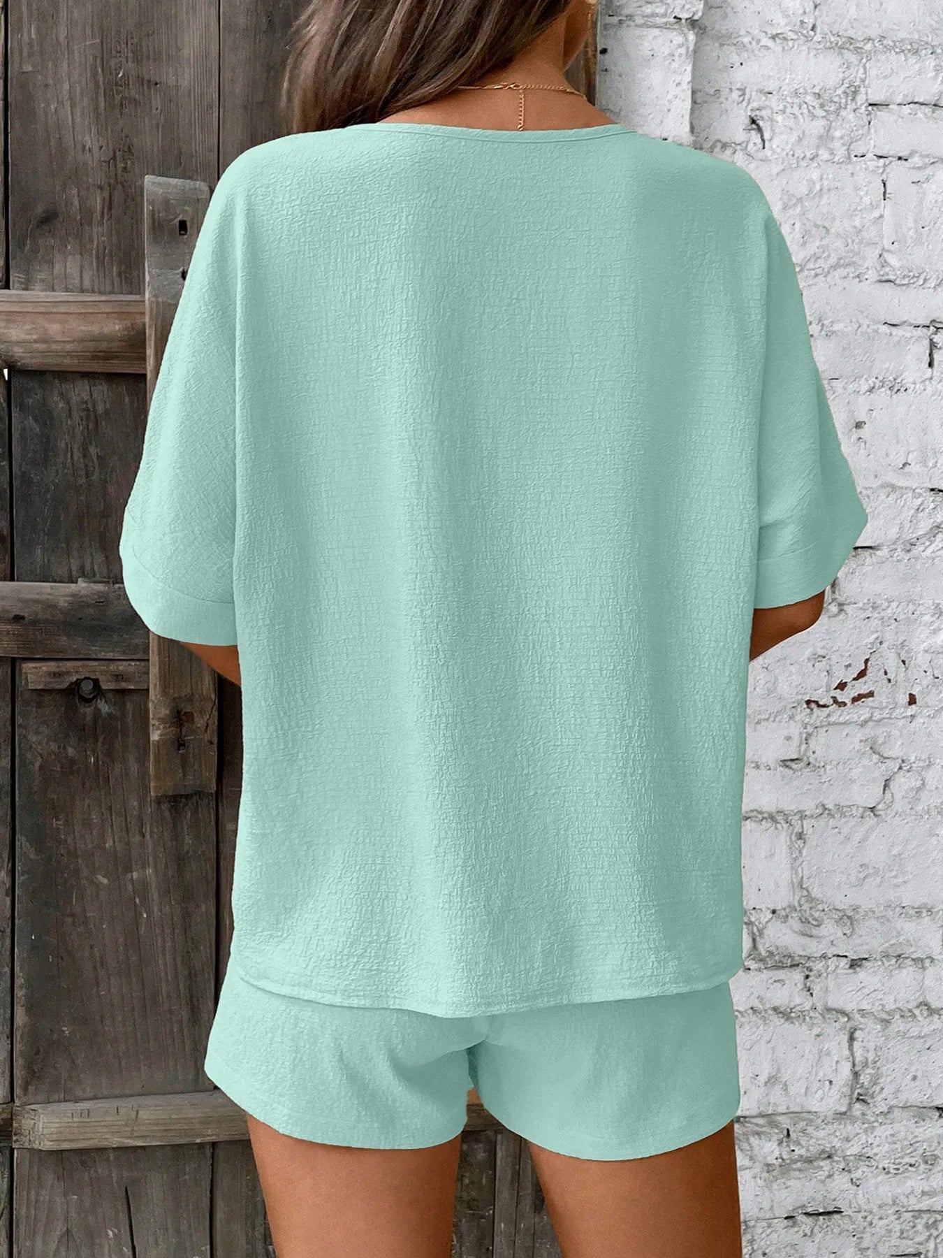 Locker sitzendes Zweiteiler - Set mit V - Ausschnitt Top und Shorts - Livezo