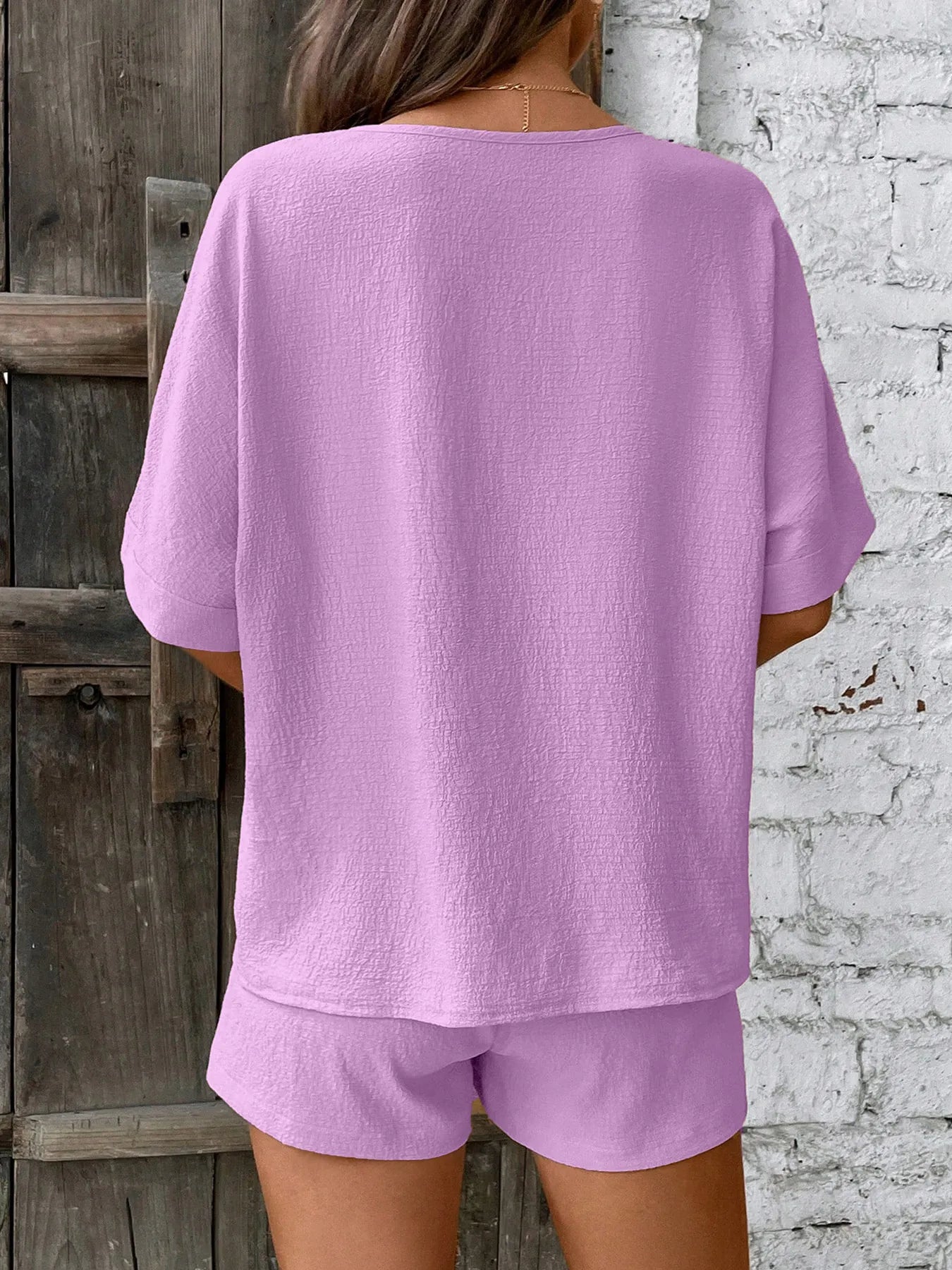 Locker sitzendes Zweiteiler - Set mit V - Ausschnitt Top und Shorts - Livezo