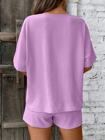 Locker sitzendes Zweiteiler - Set mit V - Ausschnitt Top und Shorts - Livezo