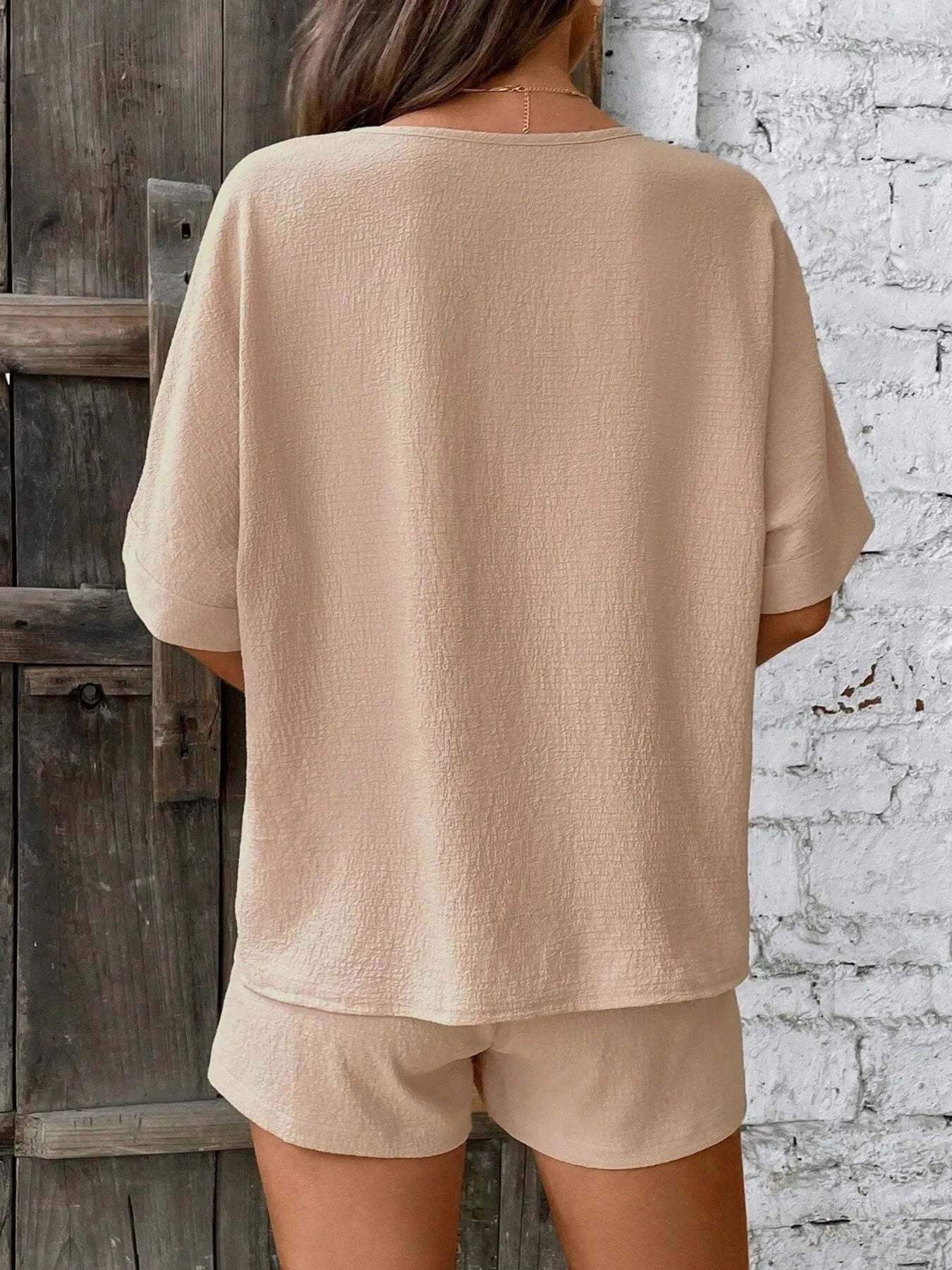 Locker sitzendes Zweiteiler - Set mit V - Ausschnitt Top und Shorts - Livezo