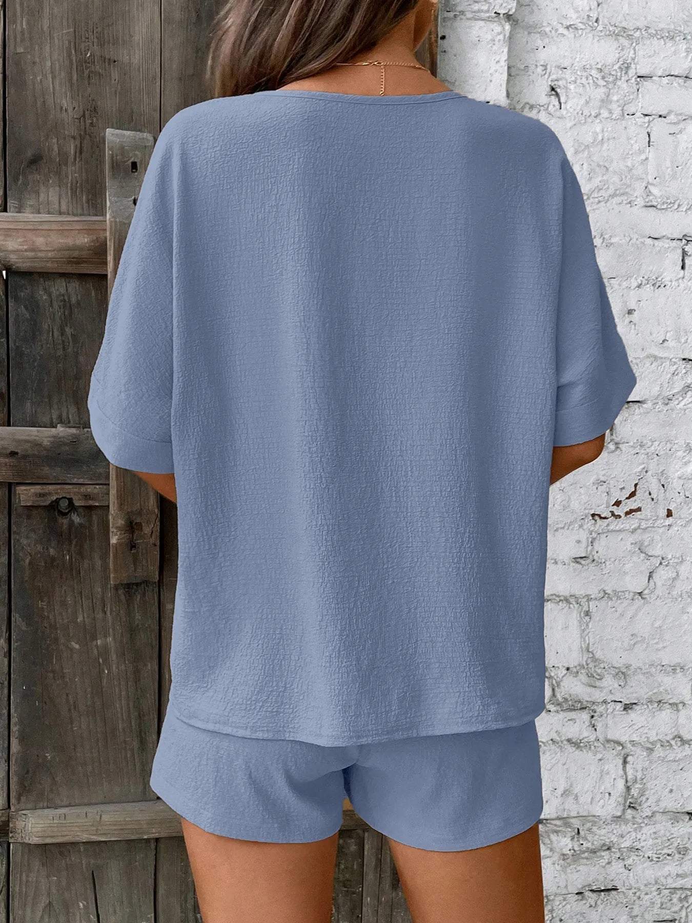 Locker sitzendes Zweiteiler - Set mit V - Ausschnitt Top und Shorts - Livezo