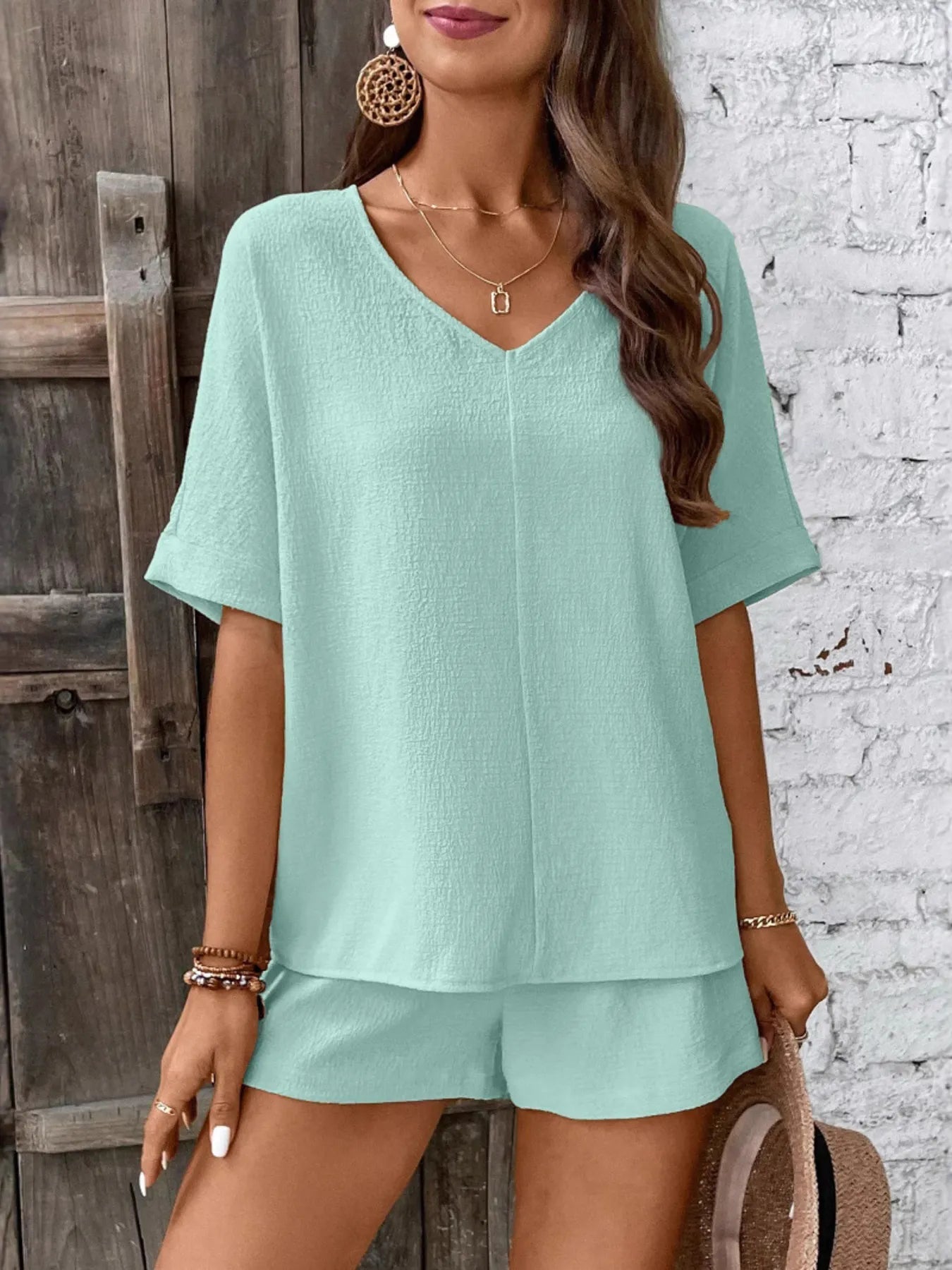 Locker sitzendes Zweiteiler - Set mit V - Ausschnitt Top und Shorts - Livezo