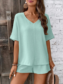 Locker sitzendes Zweiteiler - Set mit V - Ausschnitt Top und Shorts - Livezo