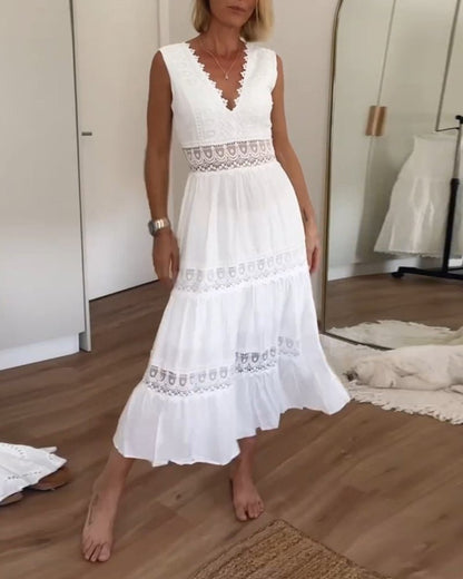 Lunora | Romantisches Spitzen - Midikleid mit V - Ausschnitt - Livezo