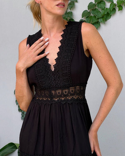Lunora | Romantisches Spitzen - Midikleid mit V - Ausschnitt - Livezo