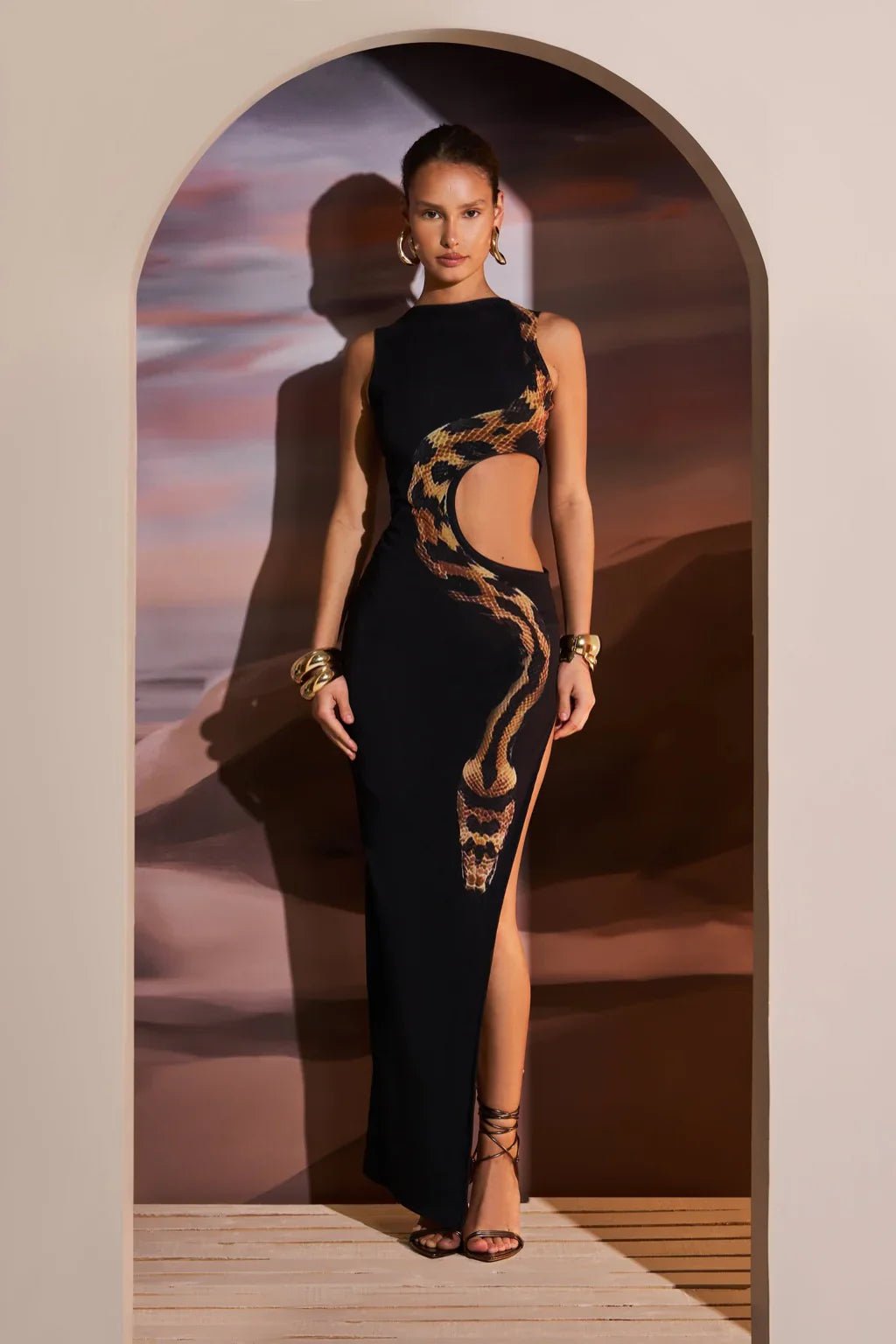 Maxikleid ‚Fierce Elegance‘ mit Schlangen - Design - Livezo