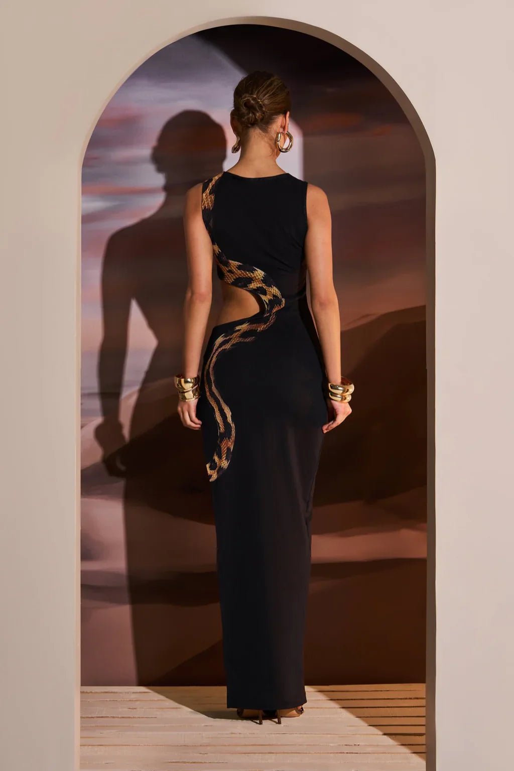 Maxikleid ‚Fierce Elegance‘ mit Schlangen - Design - Livezo