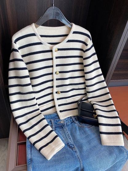Melanie - Gestrickte Strickjacke mit O - Ausschnitt und Streifen - Livezo