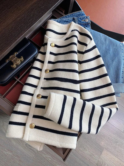 Melanie - Gestrickte Strickjacke mit O - Ausschnitt und Streifen - Livezo