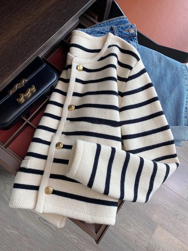 Melanie - Gestrickte Strickjacke mit O - Ausschnitt und Streifen - Livezo