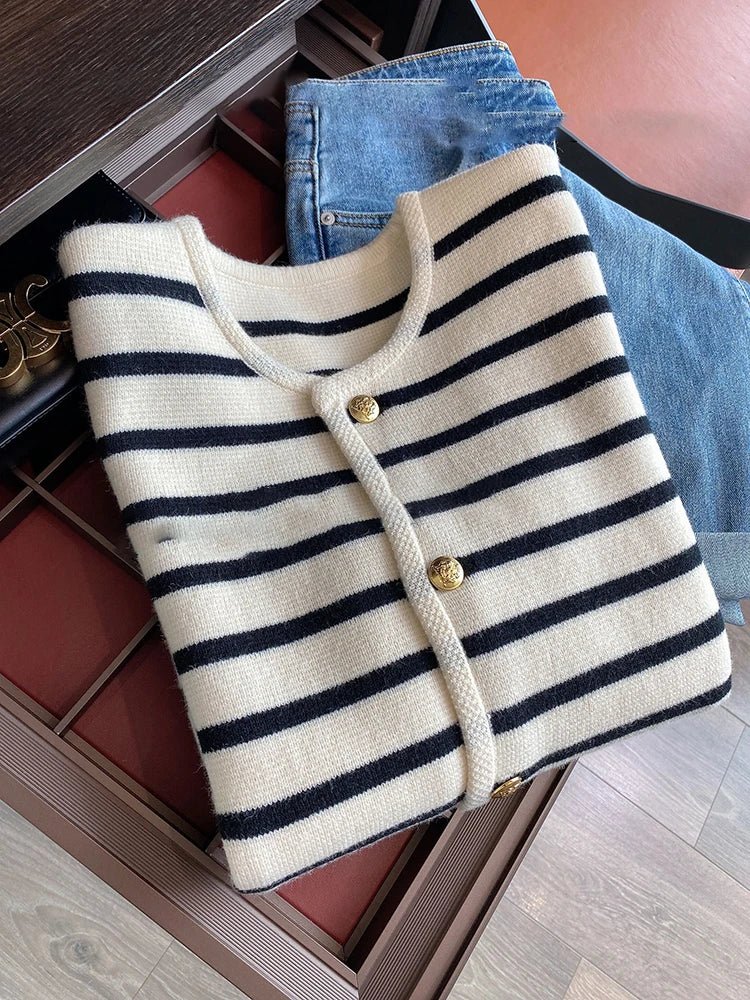 Melanie - Gestrickte Strickjacke mit O - Ausschnitt und Streifen - Livezo