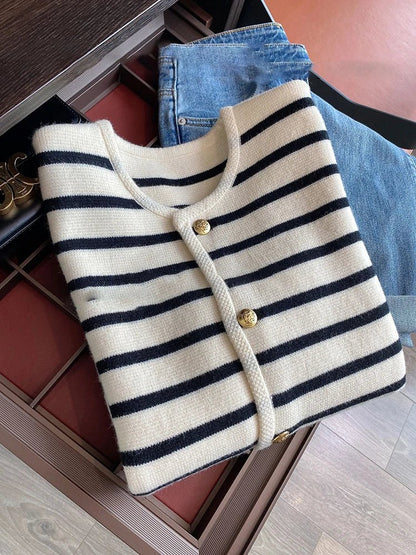 Melanie - Gestrickte Strickjacke mit O - Ausschnitt und Streifen - Livezo
