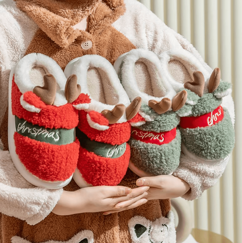MerryBoots - Warme und festliche Weihnachtspantoffeln mit Rentier - Details - Livezo