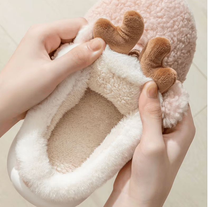 MerryBoots - Warme und festliche Weihnachtspantoffeln mit Rentier - Details - Livezo