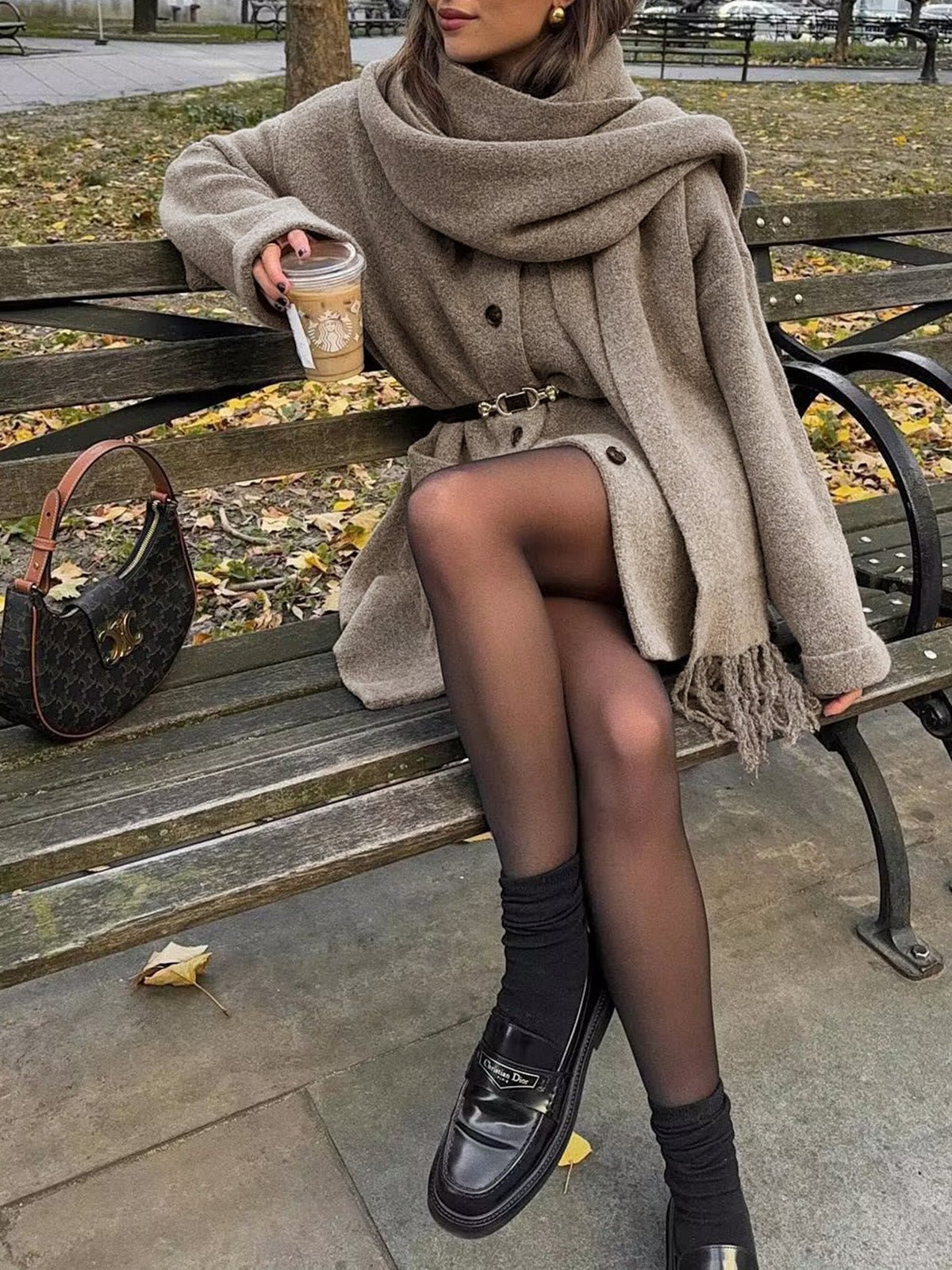 Moderner Mantel mit durchgehender Knopfleiste und passendem Quasten - Schal - Set - Livezo