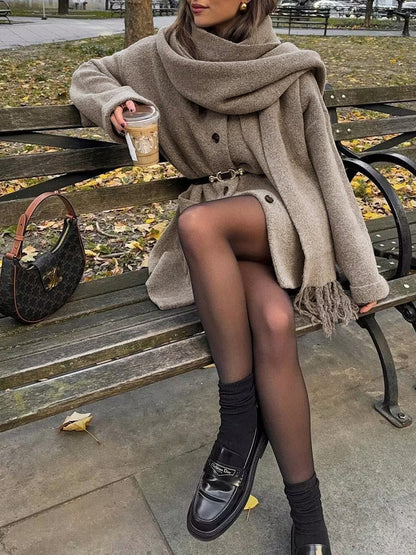 Moderner Mantel mit durchgehender Knopfleiste und passendem Quasten - Schal - Set - Livezo