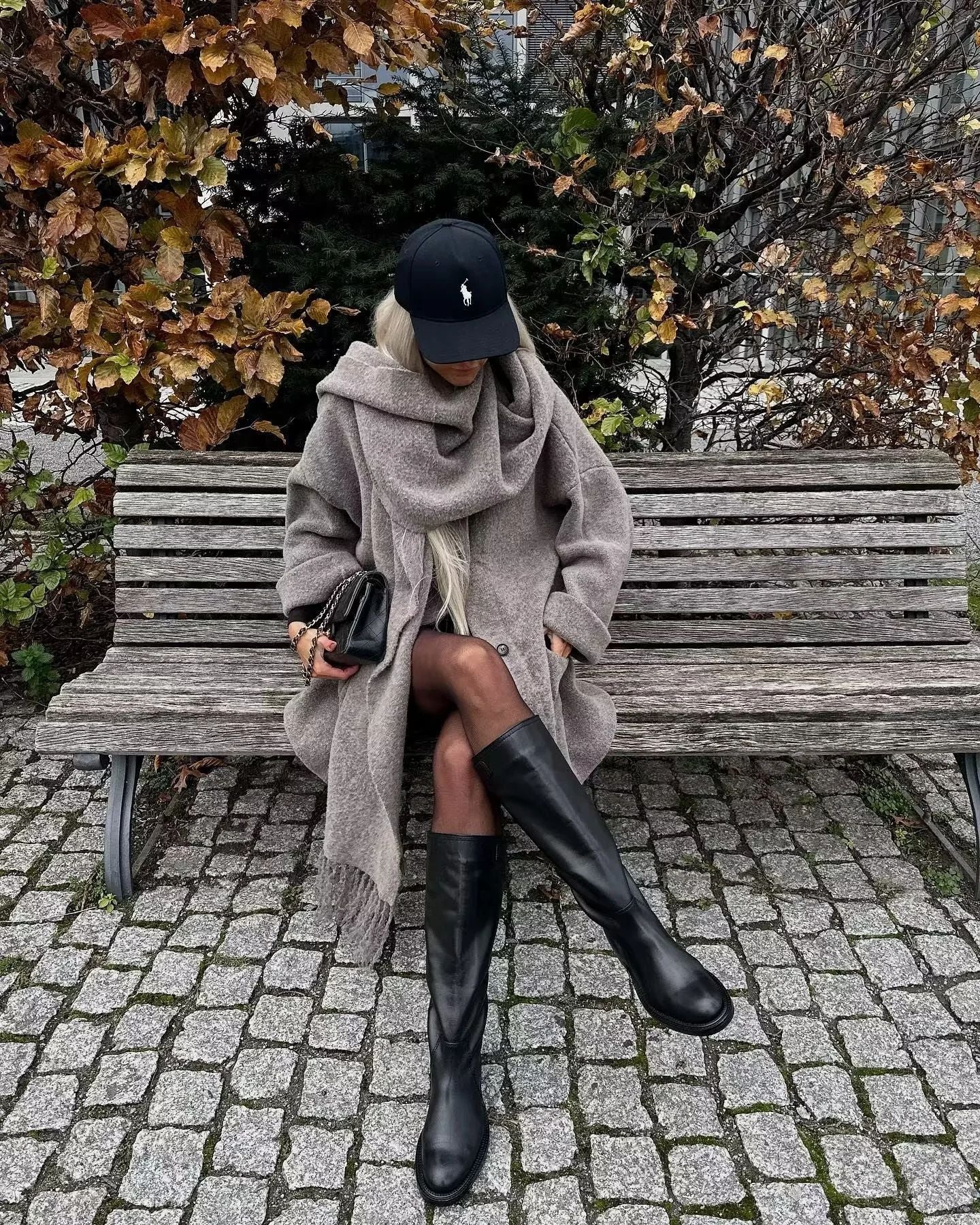 Moderner Mantel mit durchgehender Knopfleiste und passendem Quasten - Schal - Set - Livezo