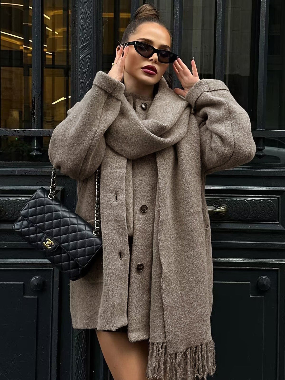 Moderner Mantel mit durchgehender Knopfleiste und passendem Quasten - Schal - Set - Livezo