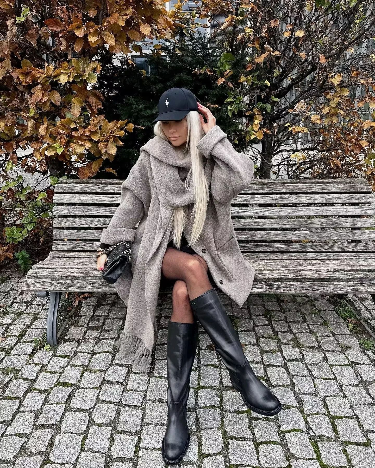 Moderner Mantel mit durchgehender Knopfleiste und passendem Quasten - Schal - Set - Livezo