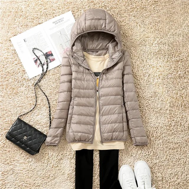 Noemi - Die neuen ultraleichten, tragbaren Daunenjacken mit Kapuze - Livezo