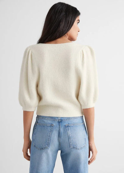 Regal Swan Neck Strickjacke in Weiß mit Puffärmeln und floraler Schnalle - Livezo