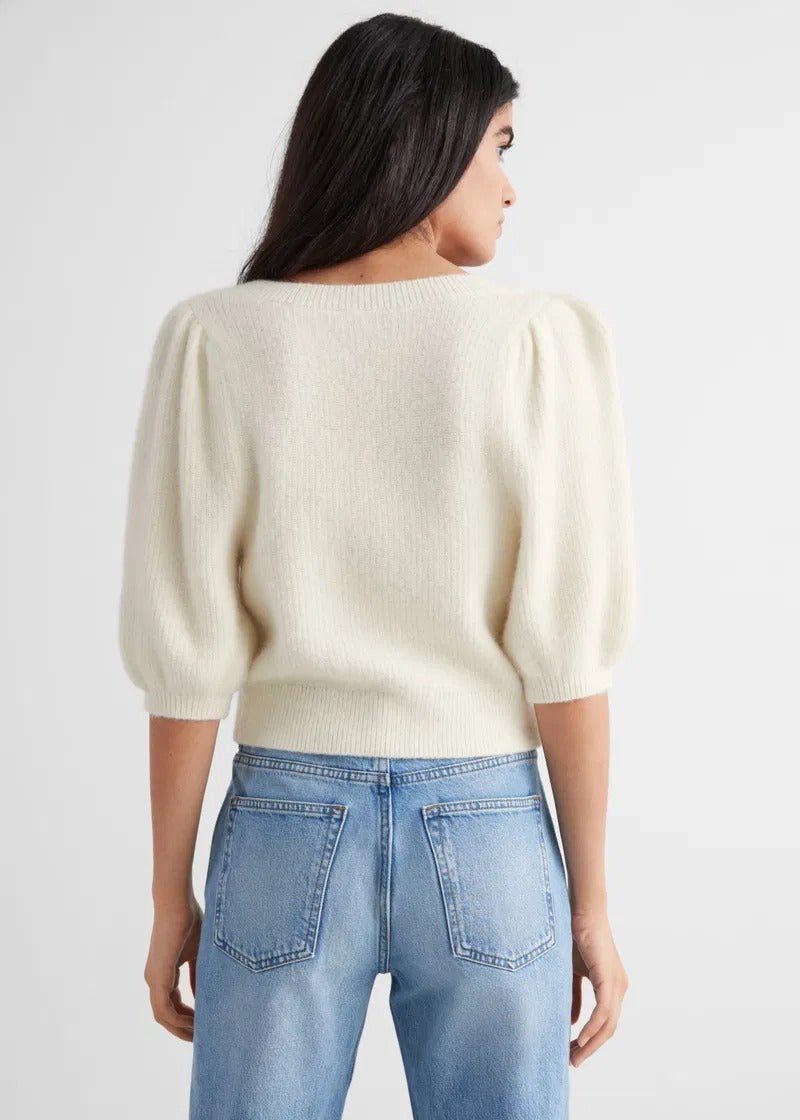 Regal Swan Neck Strickjacke in Weiß mit Puffärmeln und floraler Schnalle - Livezo
