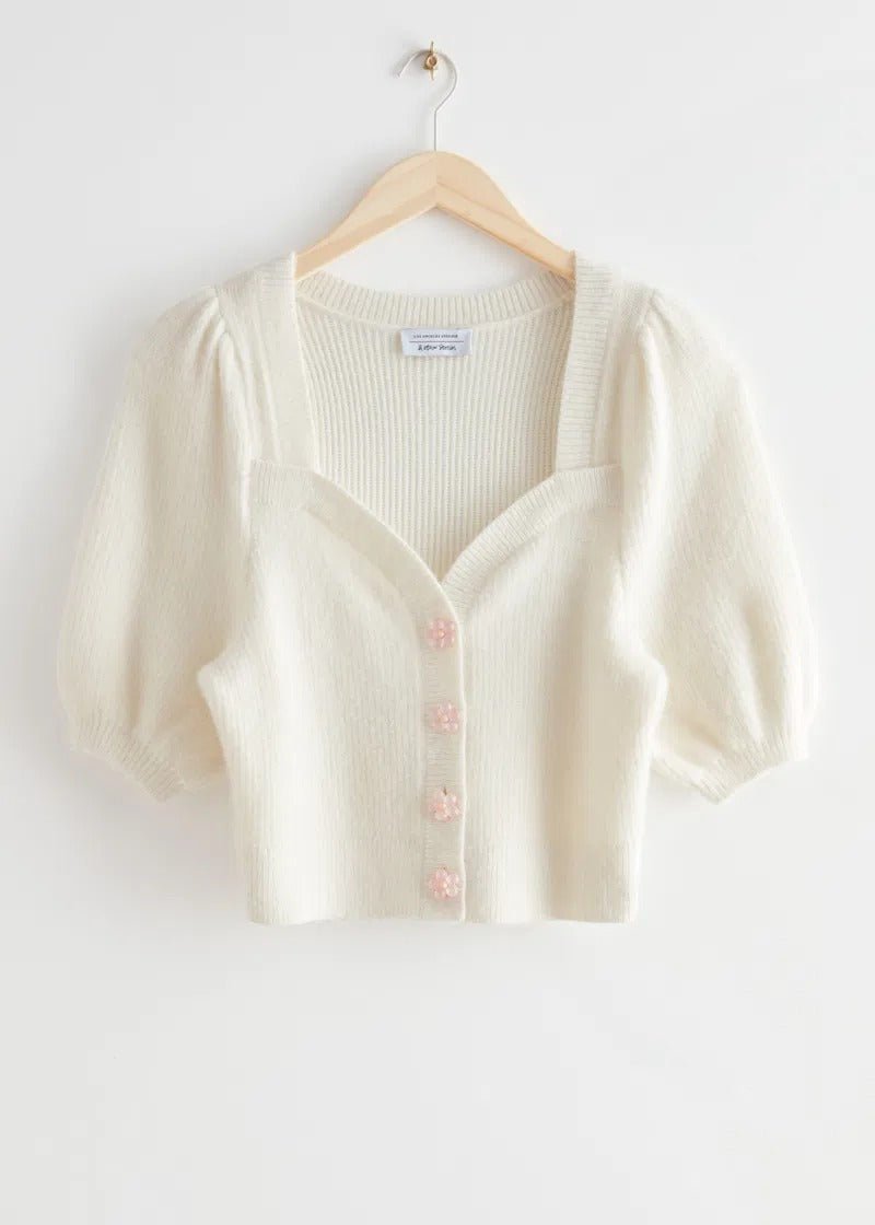 Regal Swan Neck Strickjacke in Weiß mit Puffärmeln und floraler Schnalle - Livezo