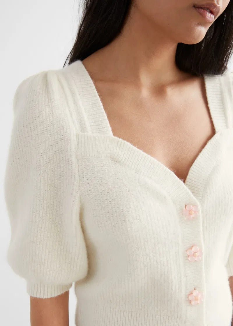 Regal Swan Neck Strickjacke in Weiß mit Puffärmeln und floraler Schnalle - Livezo