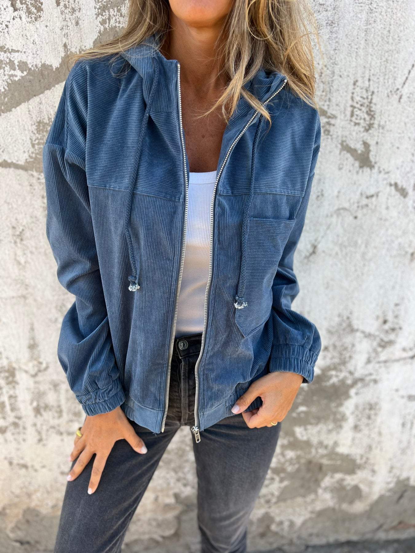 Renate - Damen Cord - Jacke mit Kapuze, Reißverschluss und großen Taschen - Livezo