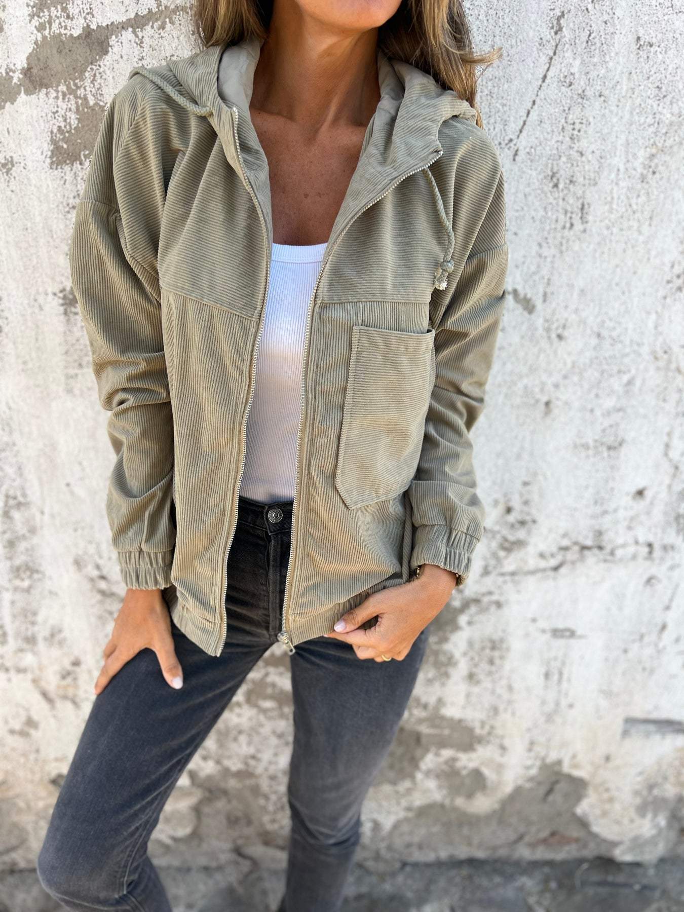 Renate - Damen Cord - Jacke mit Kapuze, Reißverschluss und großen Taschen - Livezo