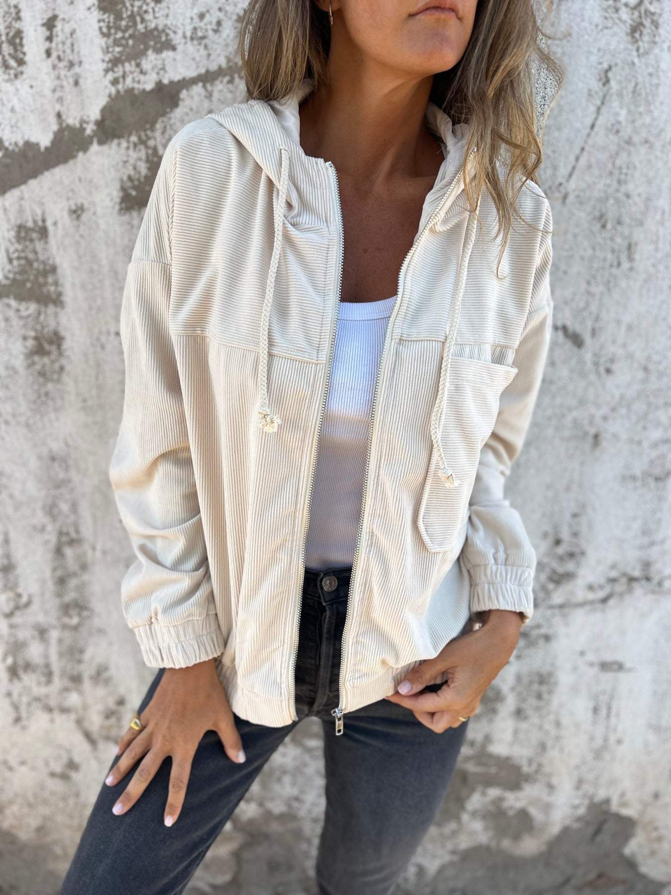 Renate - Damen Cord - Jacke mit Kapuze, Reißverschluss und großen Taschen - Livezo