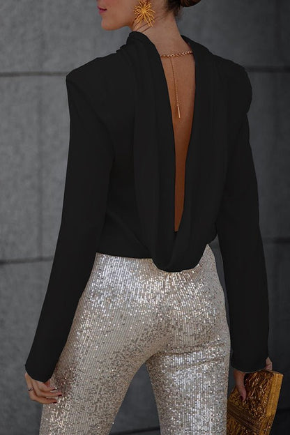 Satin - Bluse mit drapiertem Wasserfallausschnitt und Kettendetail am Rücken - Livezo