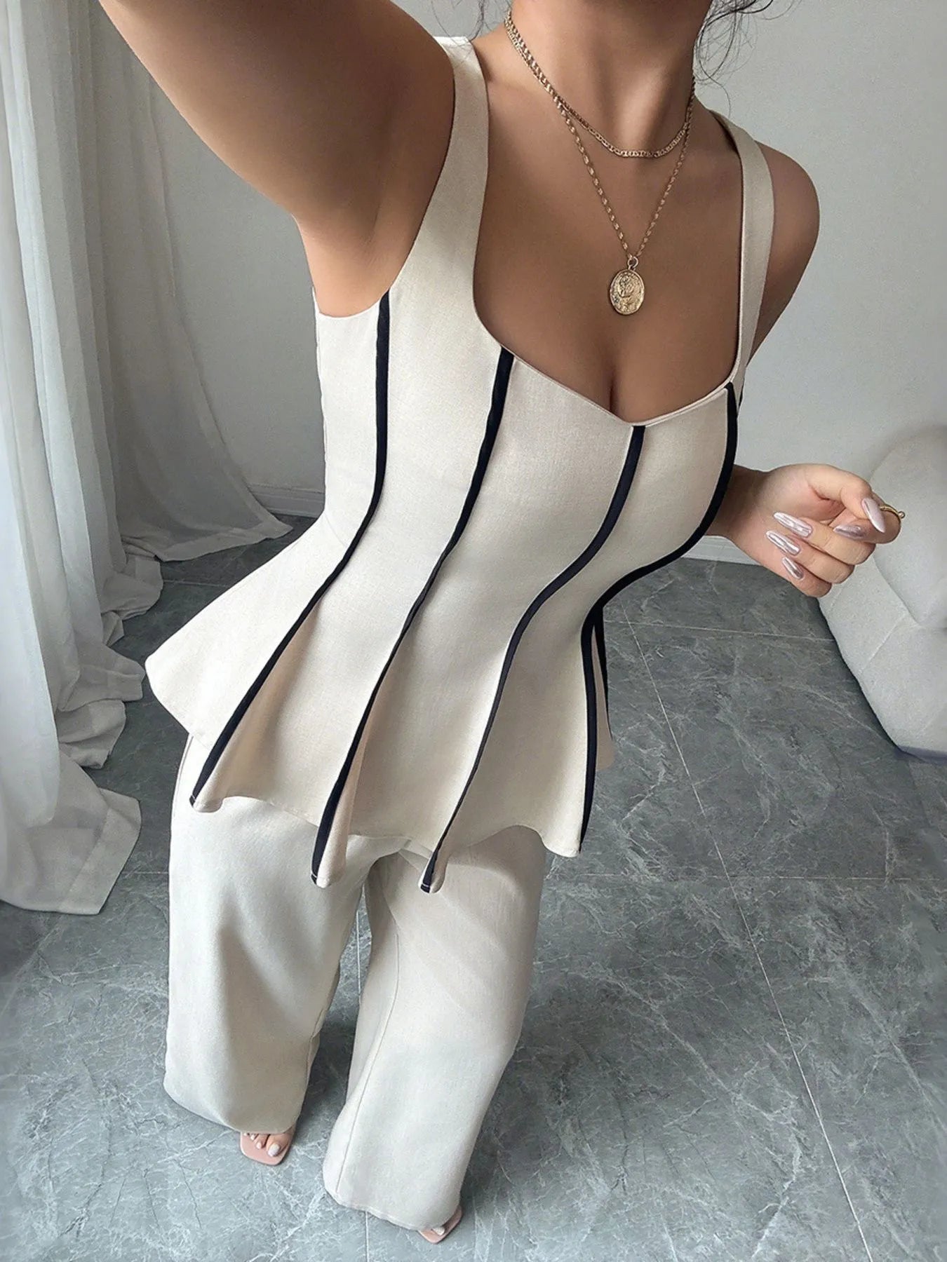 Set aus kurzem Top mit Kontrastpaspelierung und weitem Hosenbein - Livezo