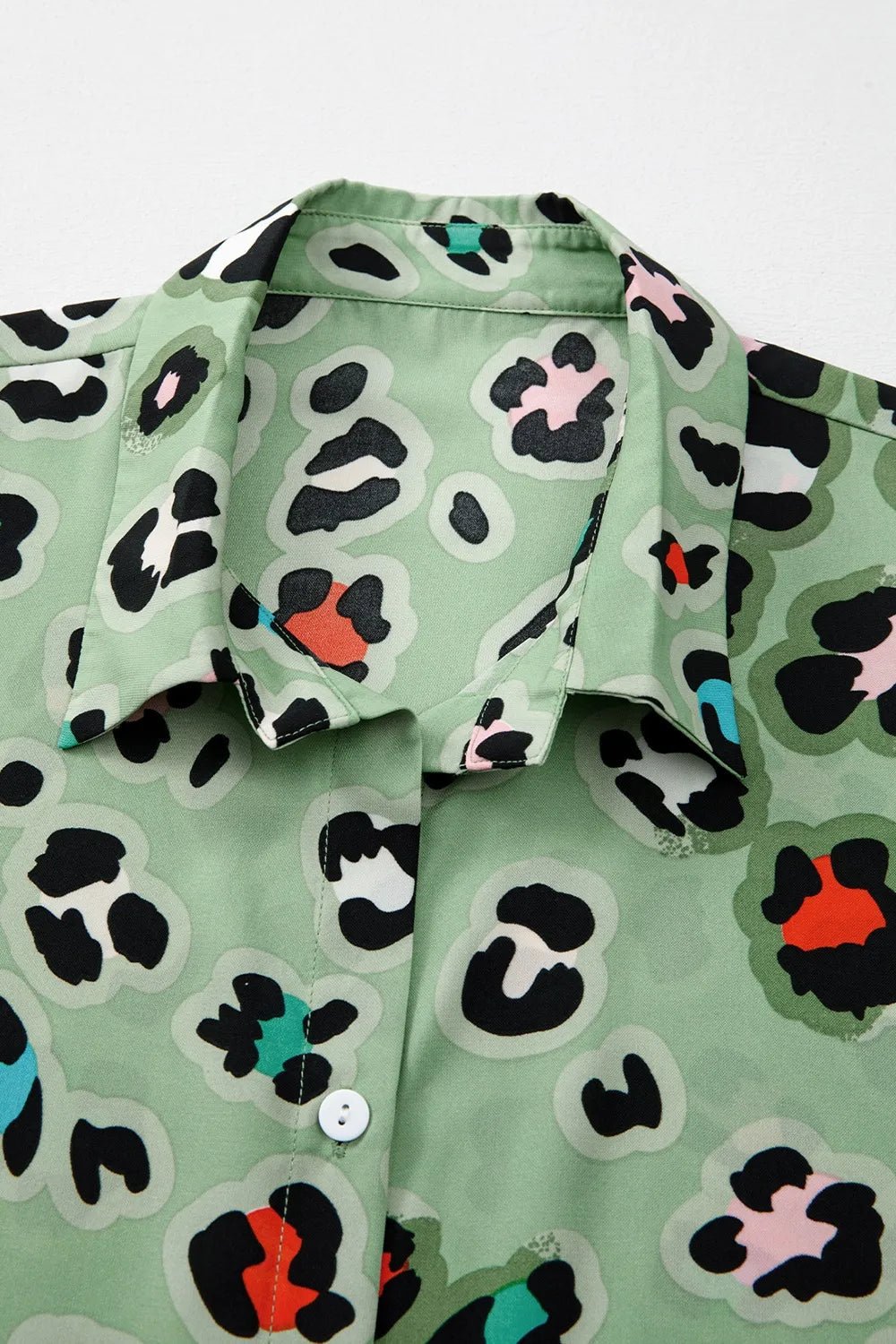 Set mit Leopardenmuster: Oberteil mit Kragen und Hose - Livezo